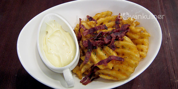 Potato Waffle With Crispy Beef Bacon